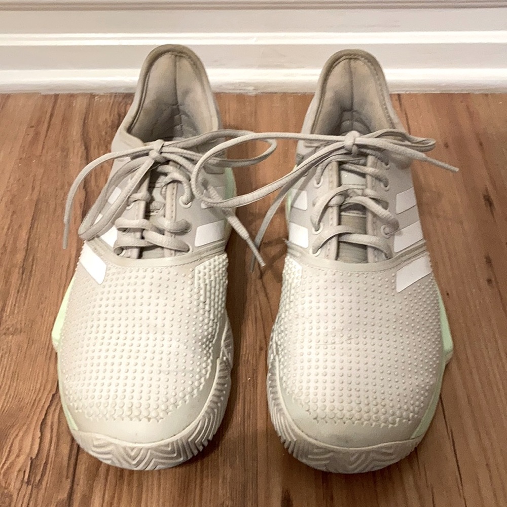 Court tennis shoes
